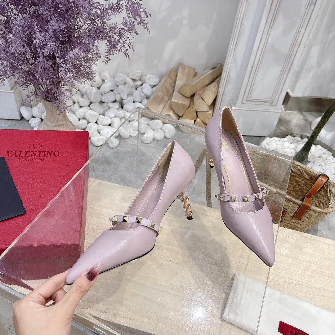 💕💕Factory direct selling price p440💕💕 Genuine leather sole +40 🆕Valentino. Valentino👑👑Latest series in the counter, the highest version, perfect details, very eye-catching catwalk series launched, V family’s hot rivet elements, luxurious and gorgeous! Various colors can be matched with beautiful clothes in spring and summer. There are many choices🎉🎉Exquisite and durable. It is copied at 1:1 of the original product. The upper foot is very pedicure-like. The key point is that it is very good and easy to control. It does not grind the feet and does not tire the feet. It is a walking artifact. The last shape is completely compared to the counter. The details are perfect. Without the original version, it would not be so exquisite! (Note! The heel shape and height are exclusively molded according to the original version, and are not randomly substituted by the market🐂) The color and texture of the fasteners are consistent with the original version! 🔺Fabric: Imported sheepskin, 🔺Lining: According to the original high-gloss imported sheepskin lining 🔺6 colors to choose from: black ➕black belt, black ➕white belt, pink, burgundy, white, apricot 🔺Number of yards: 35 to 42 yards (42 yards are not exchanged) 🔺Heel height: 7cm Rubber sole Genuine leather sole +40
